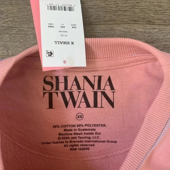 Shania Twain That Don't Impress Me Much Graphic Sweatshirt Size XS - Pink - NWT - Picture 6 of 10